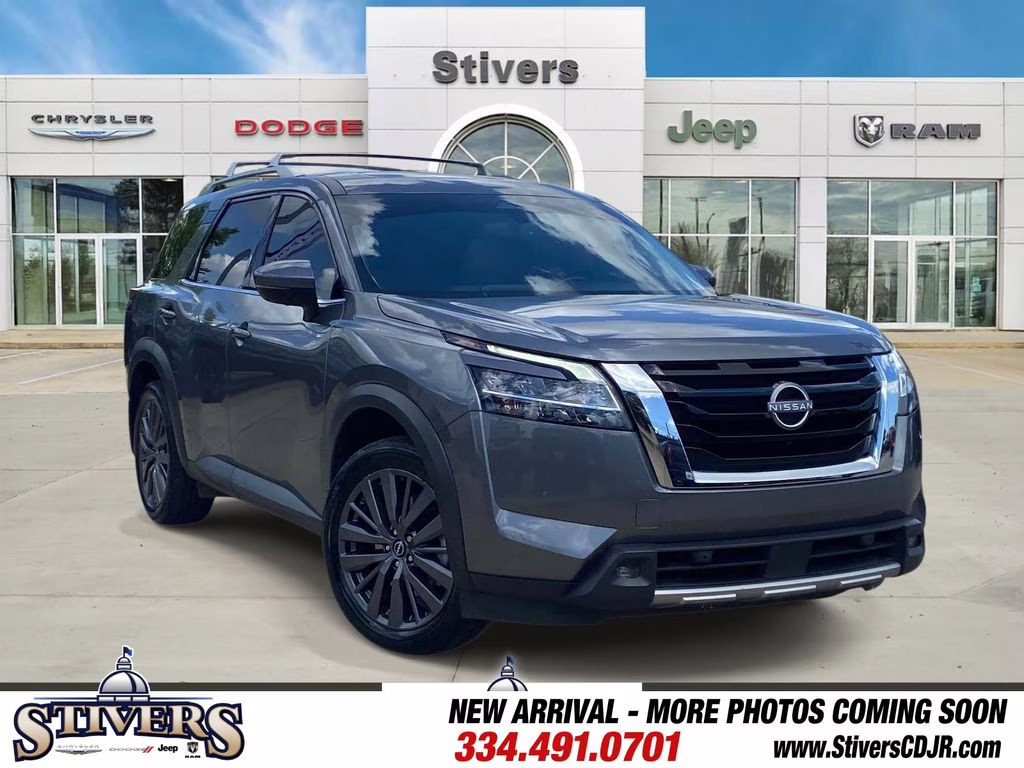 2022 Gun Metallic Nissan Pathfinder SL FWD SUV