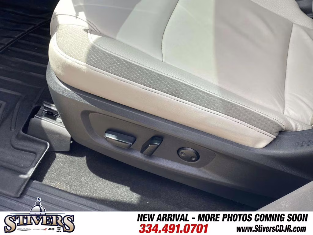 2022 Gun Metallic Nissan Pathfinder SL FWD SUV