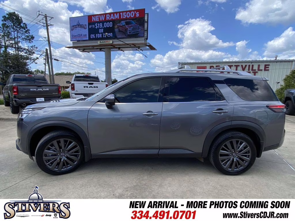 2022 Gun Metallic Nissan Pathfinder SL FWD SUV