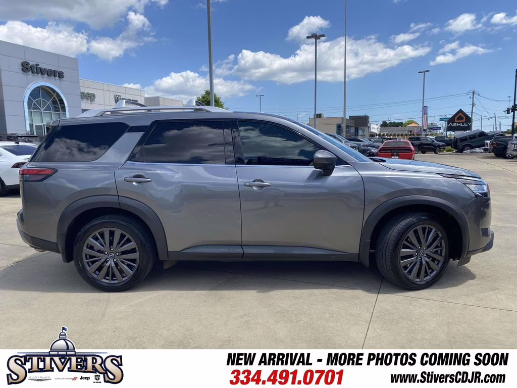 2022 Gun Metallic Nissan Pathfinder SL FWD SUV