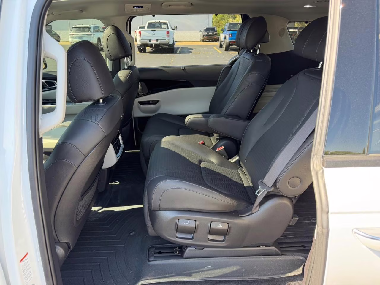 2024 Snow White Pearl Kia Carnival SX Prestige FWD Van