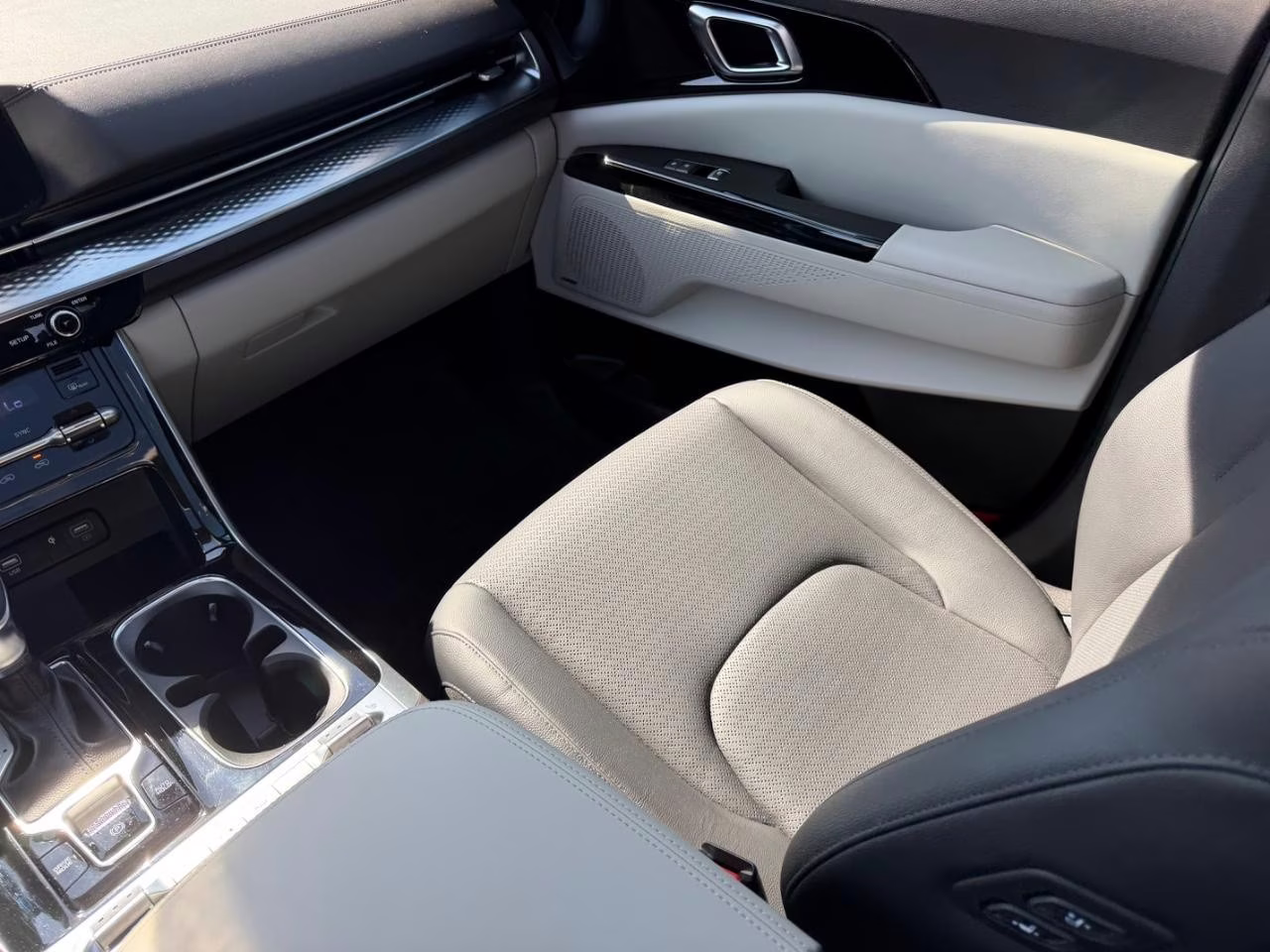 2024 Snow White Pearl Kia Carnival SX Prestige FWD Van