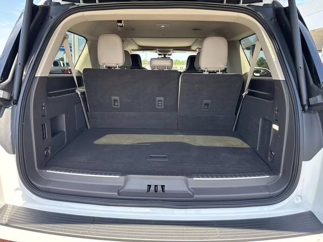 2024 White Metallic Lincoln Navigator L Reserve 4X4 SUV