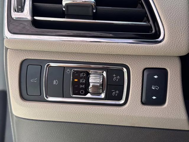 2024 White Metallic Lincoln Navigator L Reserve 4X4 SUV