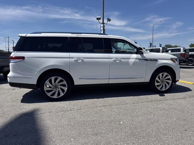 2024 White Metallic Lincoln Navigator L Reserve 4X4 SUV