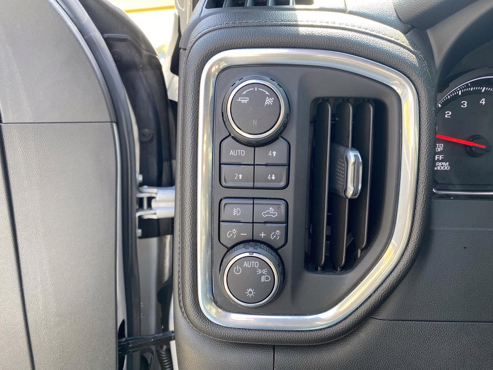 2019 Silver Ice Metallic Chevrolet Silverado 1500 LT Trail Boss 4X4 Truck