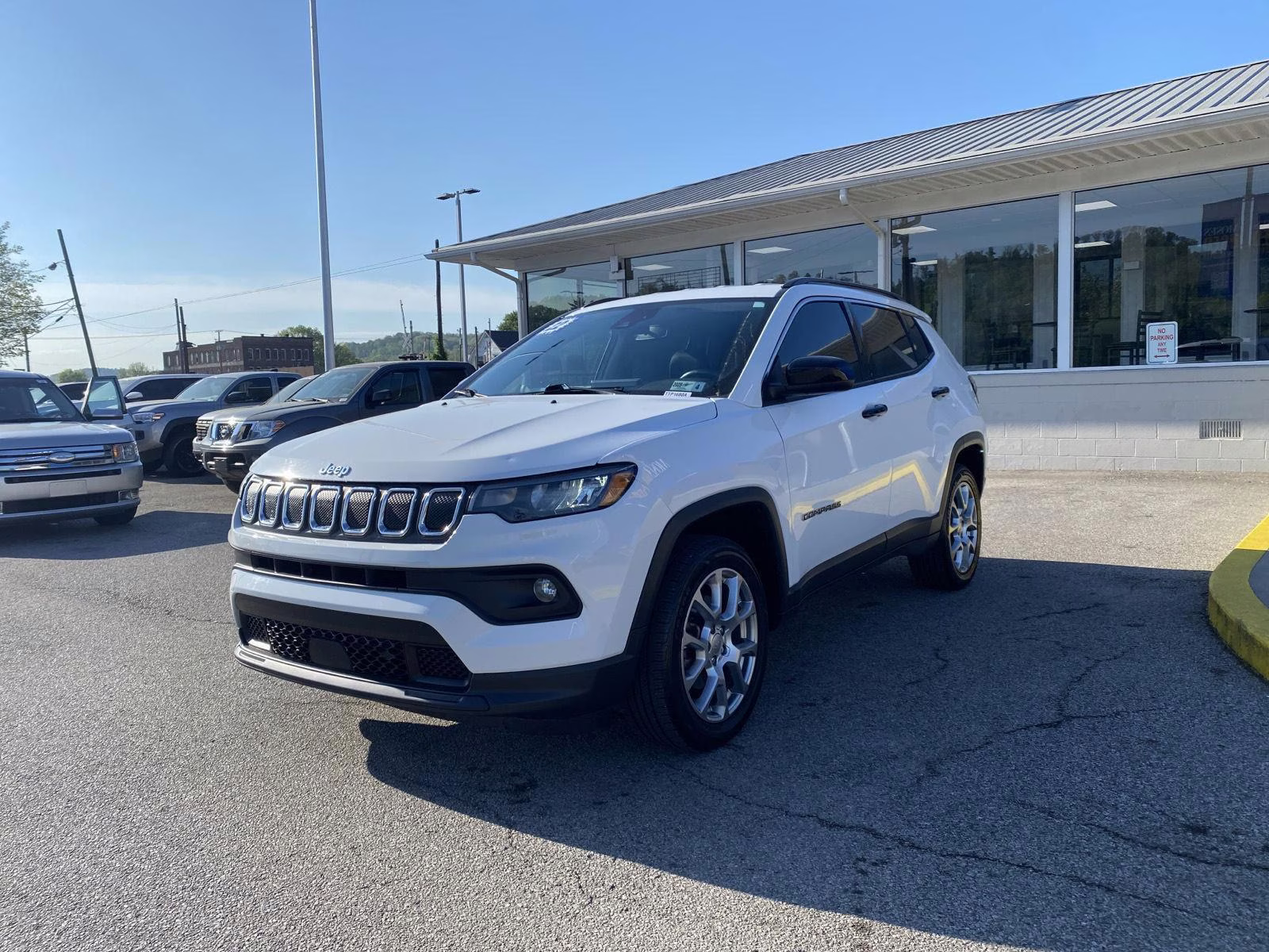 2022 Bright White Clearcoat Jeep Compass Latitude Lux 4X4 SUV