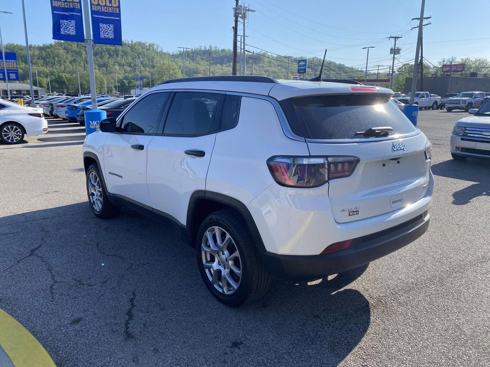 2022 Bright White Clearcoat Jeep Compass Latitude Lux 4X4 SUV