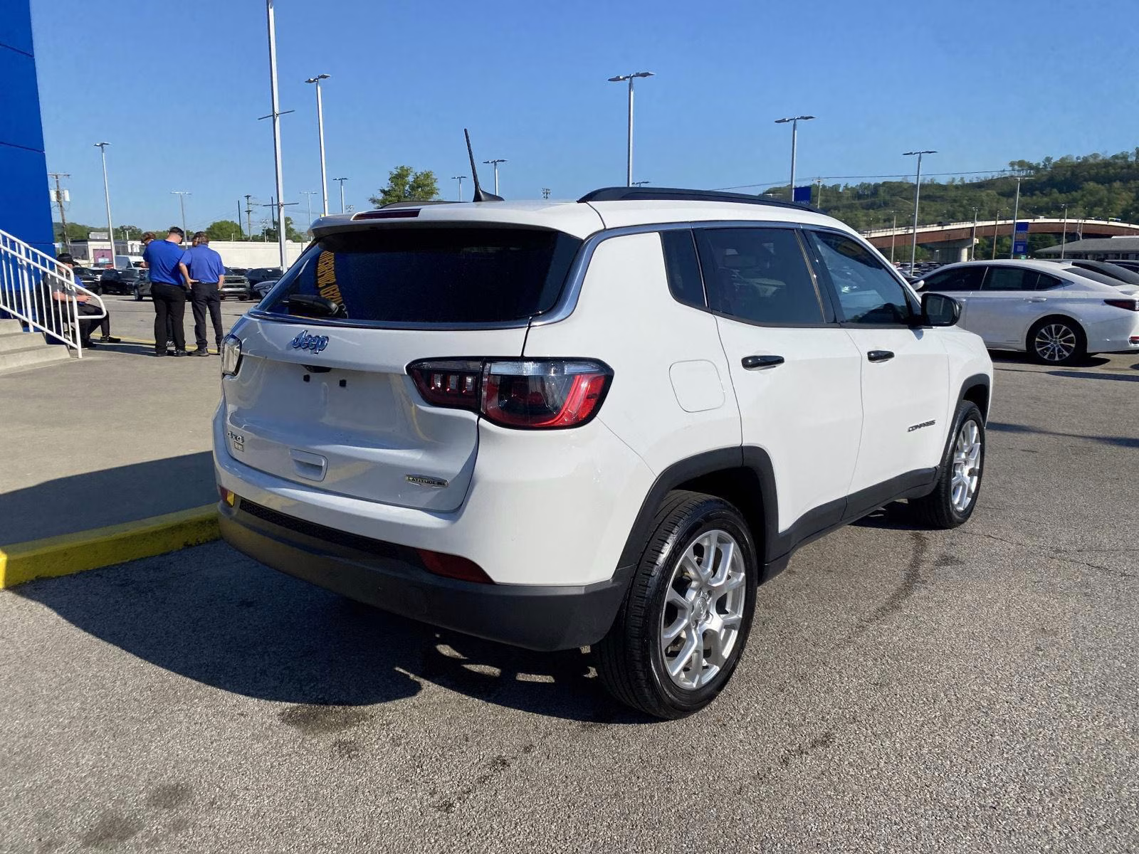 2022 Bright White Clearcoat Jeep Compass Latitude Lux 4X4 SUV