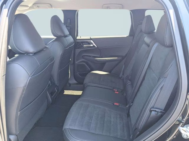 2024 Labrador Black Pearl Mitsubishi Outlander SE AWD SUV