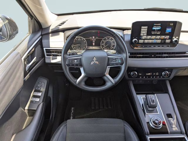 2024 Labrador Black Pearl Mitsubishi Outlander SE AWD SUV
