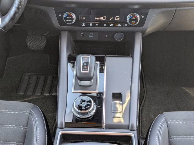 2024 Labrador Black Pearl Mitsubishi Outlander SE AWD SUV