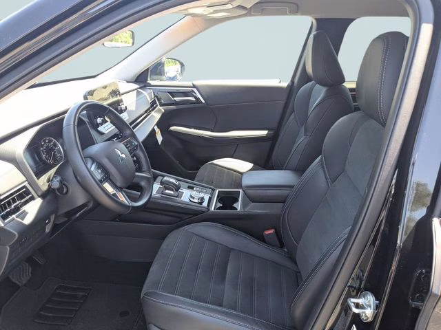 2024 Labrador Black Pearl Mitsubishi Outlander SE AWD SUV