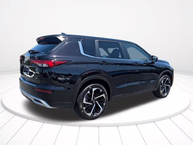 2024 Labrador Black Pearl Mitsubishi Outlander SE AWD SUV