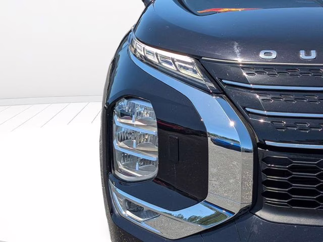 2024 Labrador Black Pearl Mitsubishi Outlander SE AWD SUV
