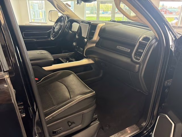 2022 Diamond Black Crystal Pearlcoat Ram 3500 Laramie 4X4 Truck