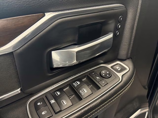 2022 Diamond Black Crystal Pearlcoat Ram 3500 Laramie 4X4 Truck