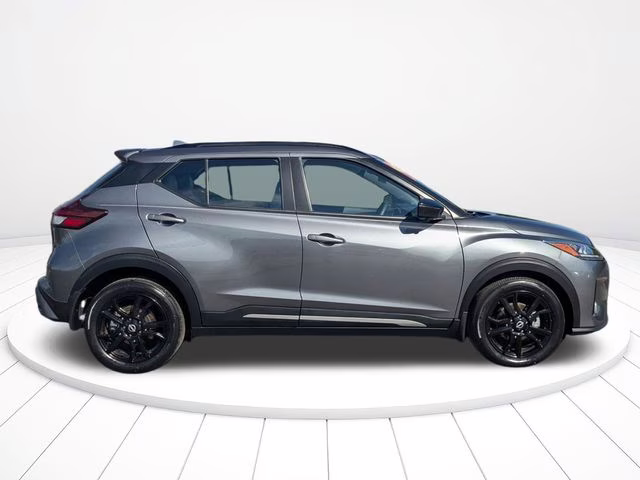 2022 Gun Metallic Nissan Kicks SR FWD SUV