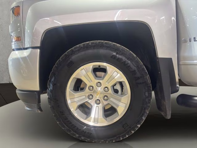 2018 Silver Ice Metallic Chevrolet Silverado 1500 LT 4X4 Truck