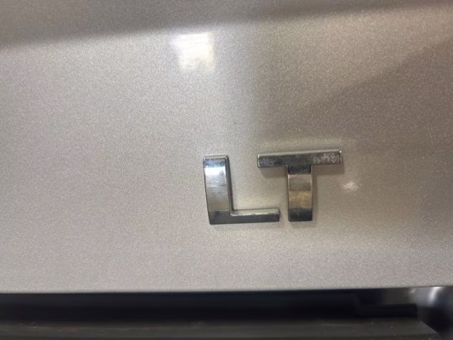 2018 Silver Ice Metallic Chevrolet Silverado 1500 LT 4X4 Truck