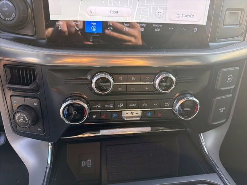 2024 Agate Black Metallic Ford F-150 LARIAT 4X4 Truck