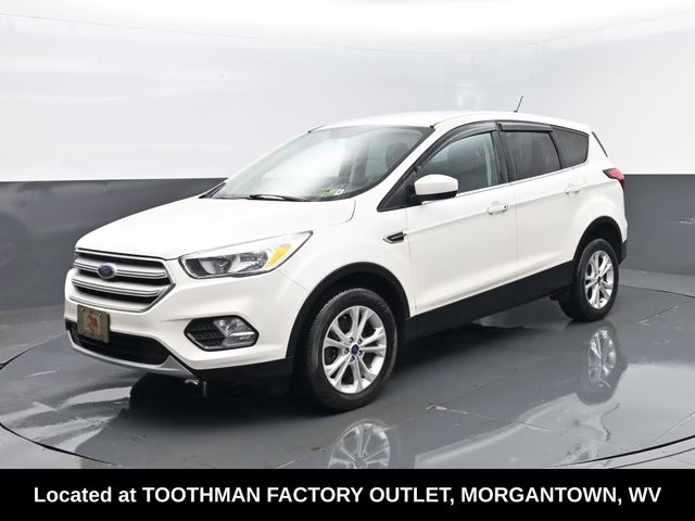 2019 White Platinum Clearcoat Metallic Ford Escape SE 4X4 SUV