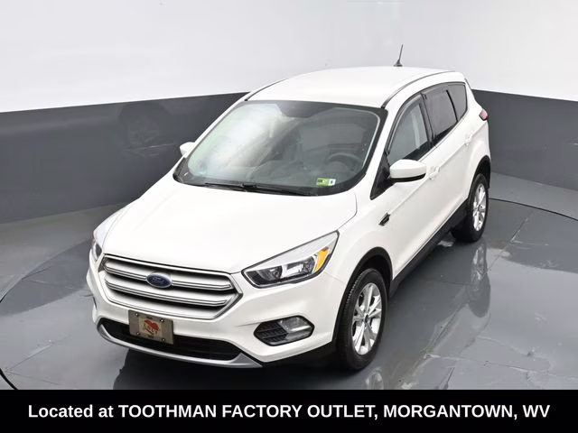 2019 White Platinum Clearcoat Metallic Ford Escape SE 4X4 SUV