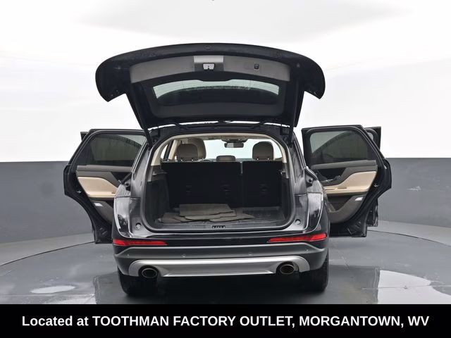 2019 White Platinum Clearcoat Metallic Ford Escape SE 4X4 SUV