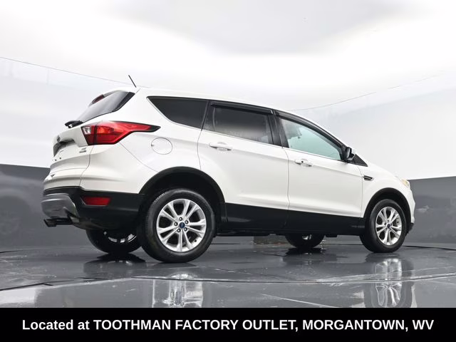 2019 White Platinum Clearcoat Metallic Ford Escape SE 4X4 SUV