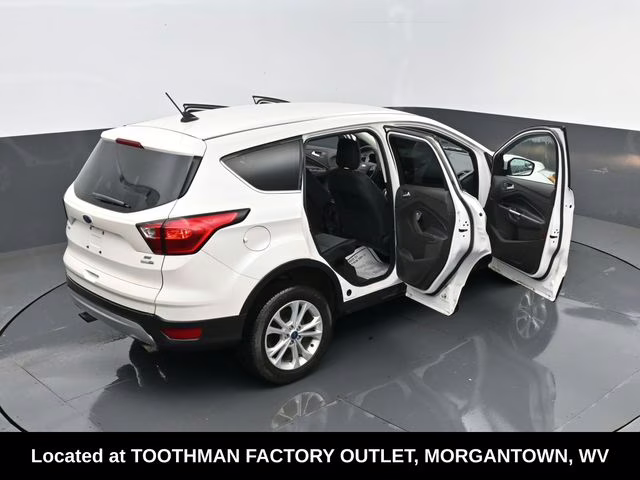 2019 White Platinum Clearcoat Metallic Ford Escape SE 4X4 SUV