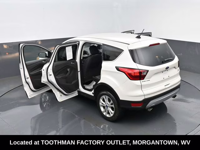 2019 White Platinum Clearcoat Metallic Ford Escape SE 4X4 SUV