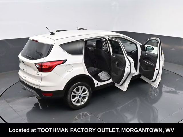 2019 White Platinum Clearcoat Metallic Ford Escape SE 4X4 SUV