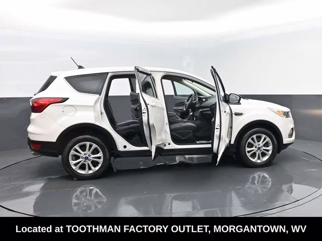 2019 White Platinum Clearcoat Metallic Ford Escape SE 4X4 SUV