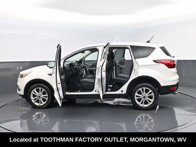 2019 White Platinum Clearcoat Metallic Ford Escape SE 4X4 SUV