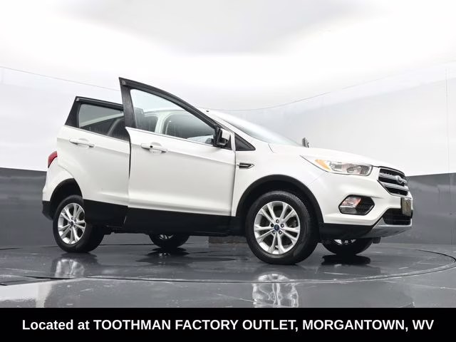 2019 White Platinum Clearcoat Metallic Ford Escape SE 4X4 SUV