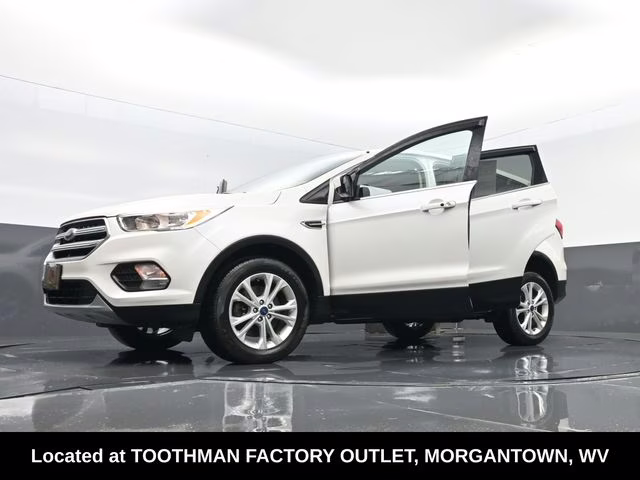 2019 White Platinum Clearcoat Metallic Ford Escape SE 4X4 SUV