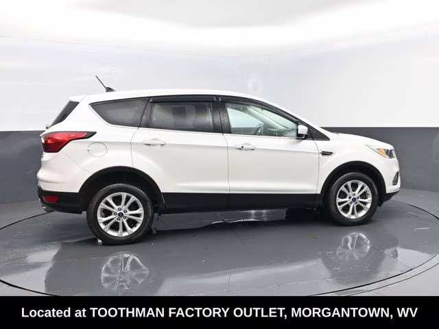 2019 White Platinum Clearcoat Metallic Ford Escape SE 4X4 SUV