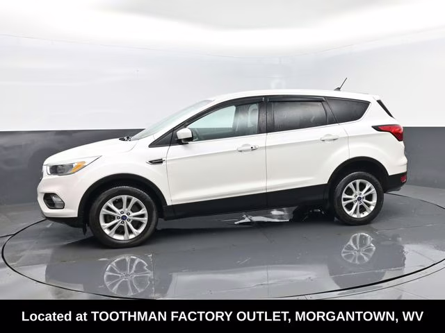 2019 White Platinum Clearcoat Metallic Ford Escape SE 4X4 SUV