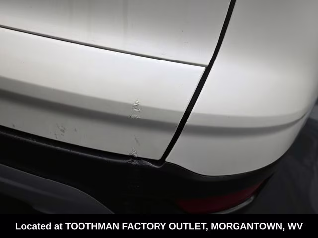 2019 White Platinum Clearcoat Metallic Ford Escape SE 4X4 SUV