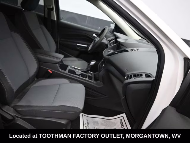 2019 White Platinum Clearcoat Metallic Ford Escape SE 4X4 SUV