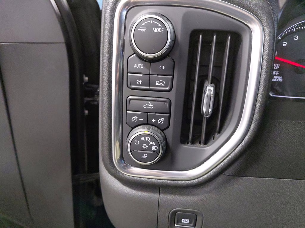 2020 Black Chevrolet Silverado 1500 LT w/Trailer Camera & Convenience 2 Pkgs 4X4 Truck