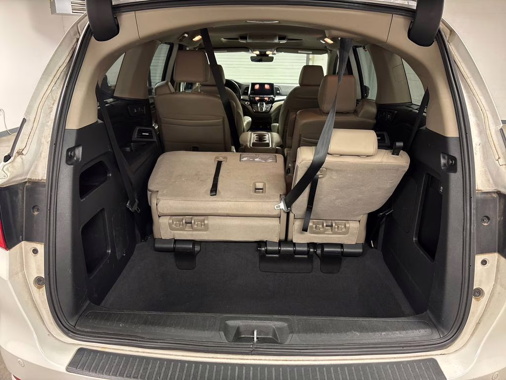 2021 White Honda Odyssey Touring FWD Van