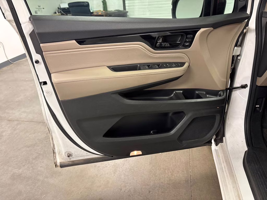 2021 White Honda Odyssey Touring FWD Van