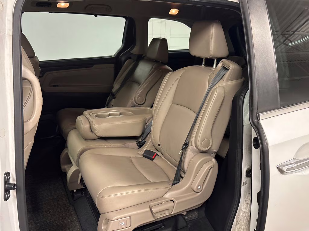 2021 White Honda Odyssey Touring FWD Van