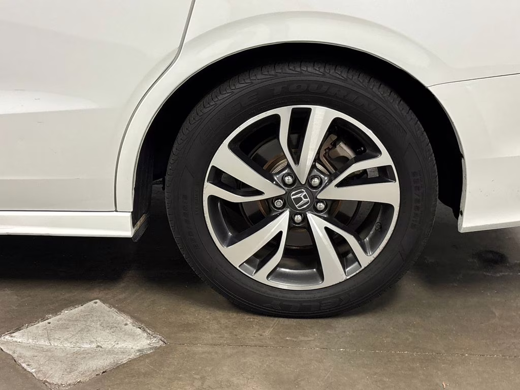 2021 White Honda Odyssey Touring FWD Van
