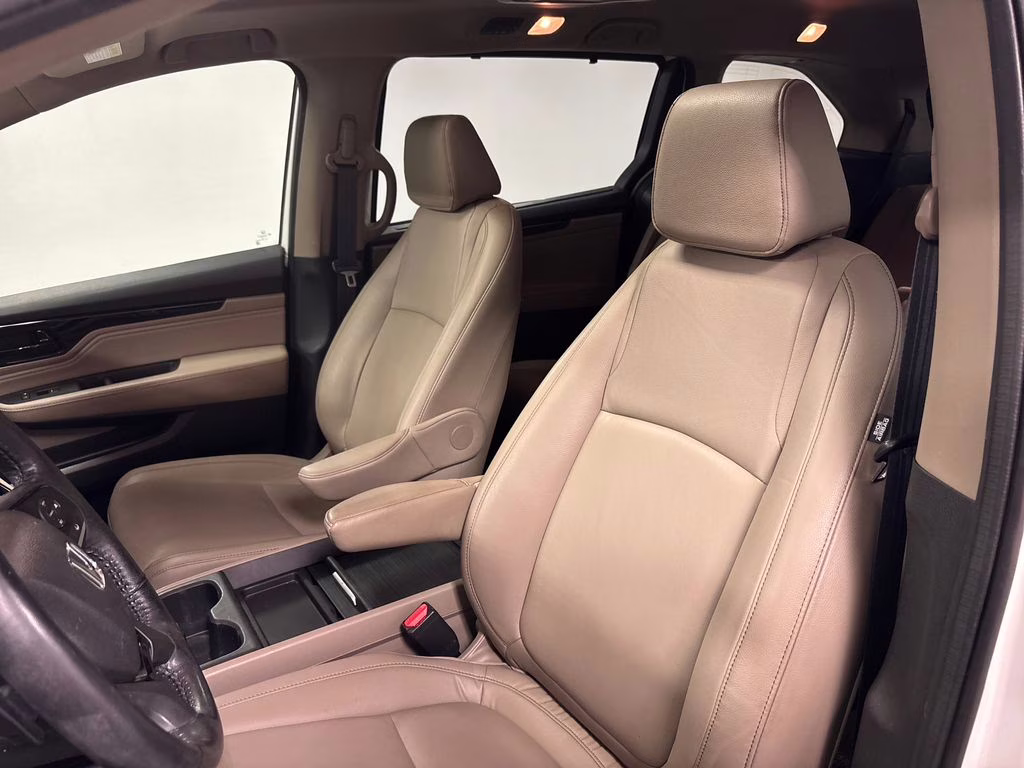 2021 White Honda Odyssey Touring FWD Van