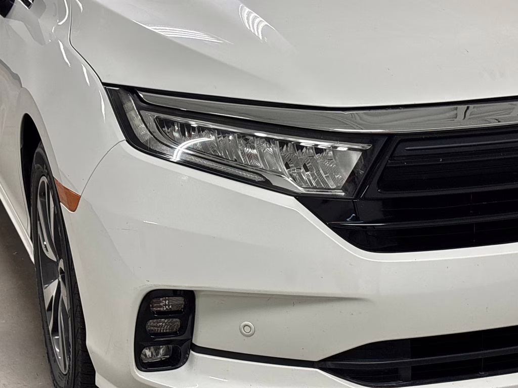 2021 White Honda Odyssey Touring FWD Van