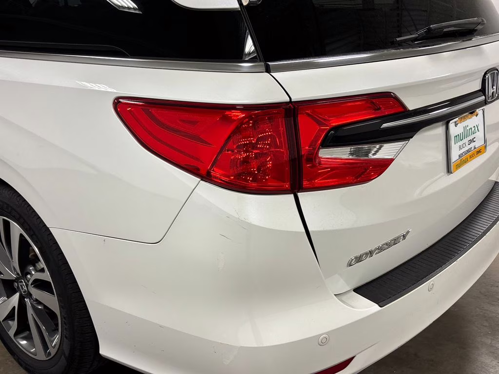 2021 White Honda Odyssey Touring FWD Van