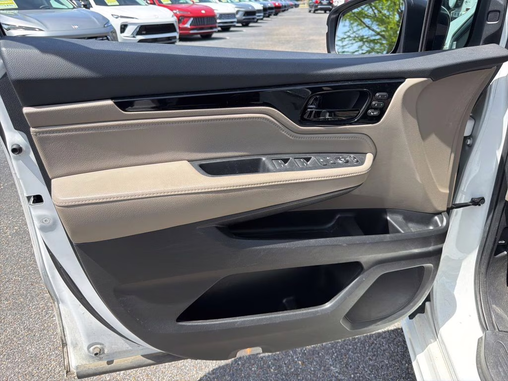 2021 White Honda Odyssey Touring FWD Van