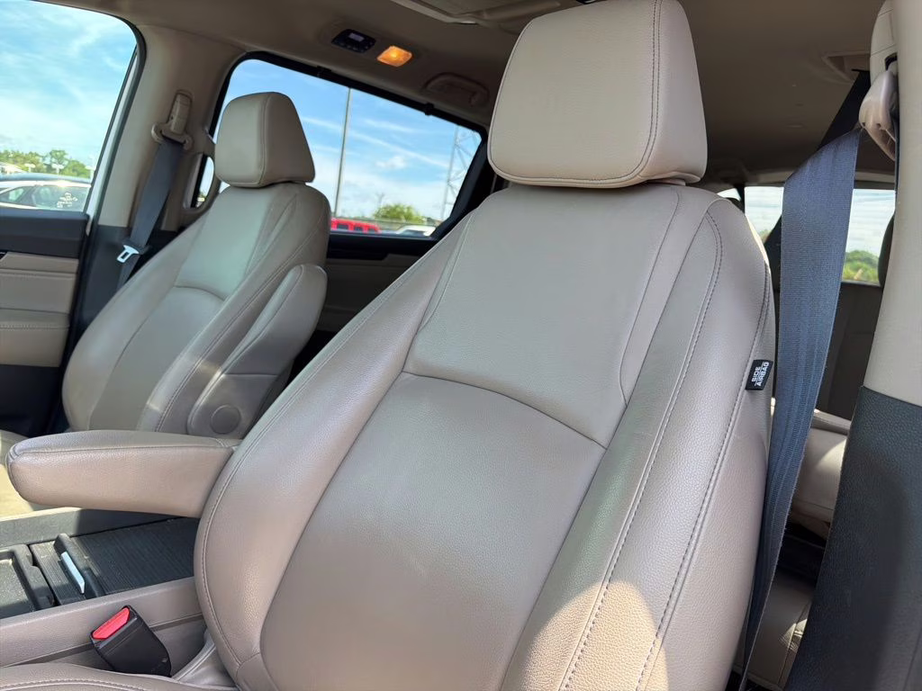 2021 White Honda Odyssey Touring FWD Van